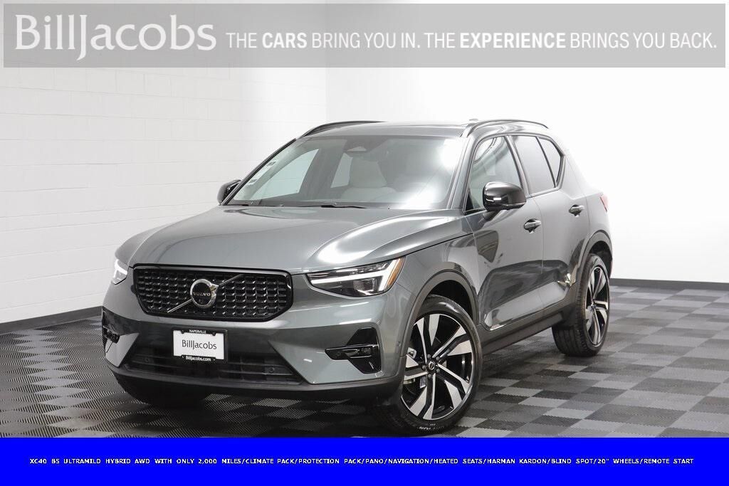 2026 VOLVO XC40