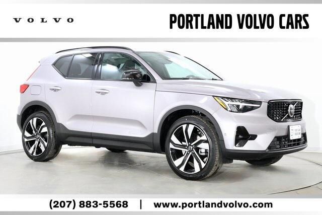 2026 VOLVO XC40