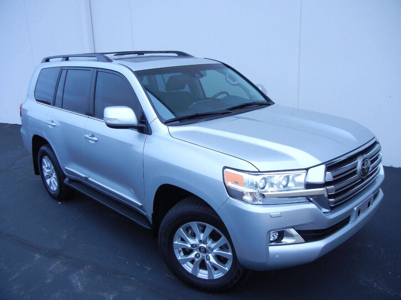 2019 TOYOTA Land Cruiser