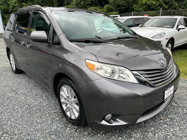 2011 TOYOTA Sienna