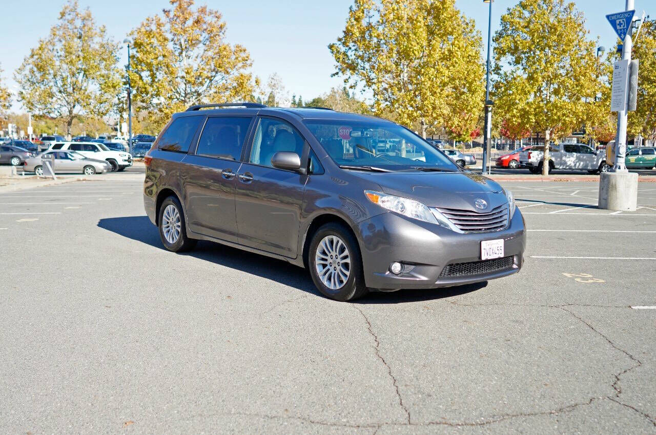 2017 TOYOTA Sienna