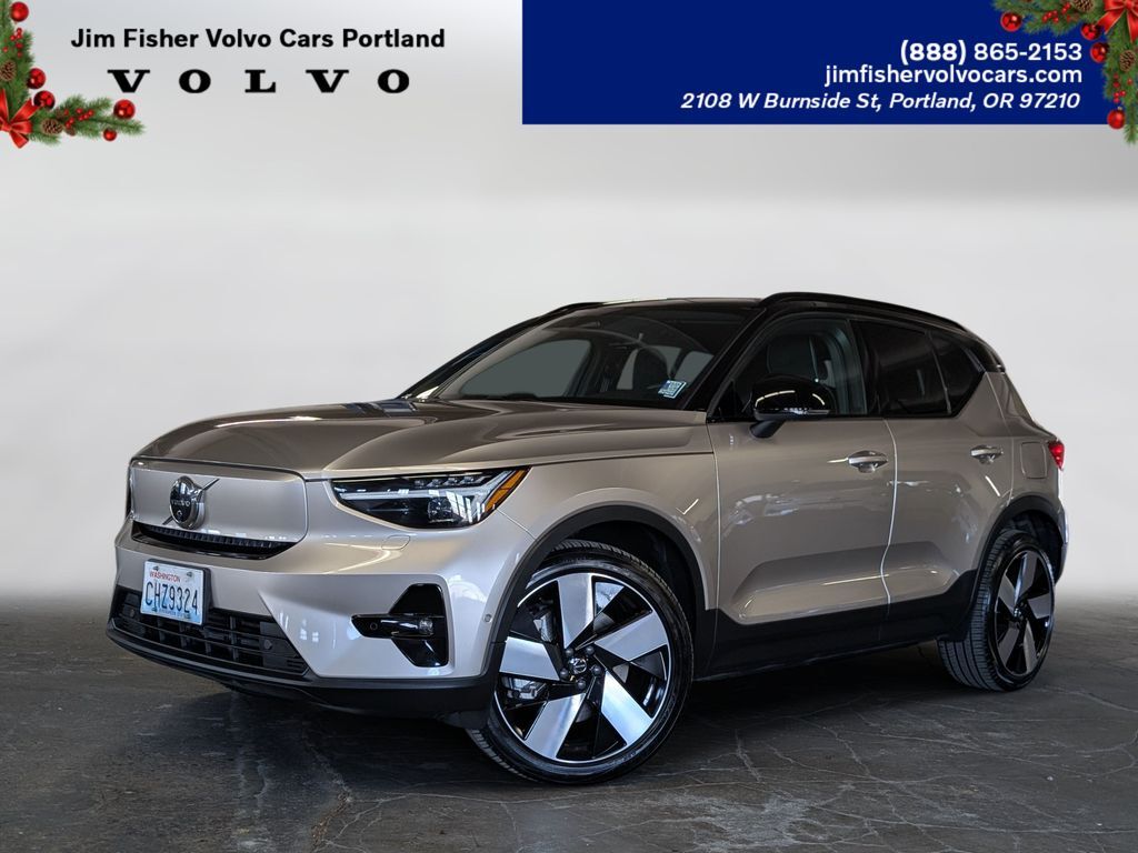 2023 VOLVO XC40