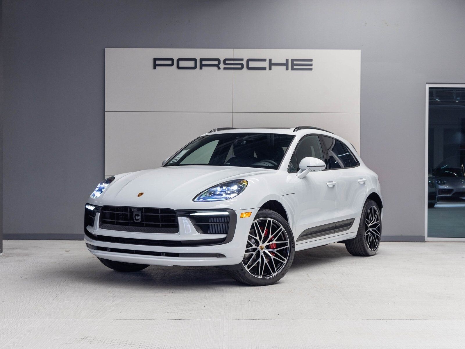 2026 PORSCHE Macan
