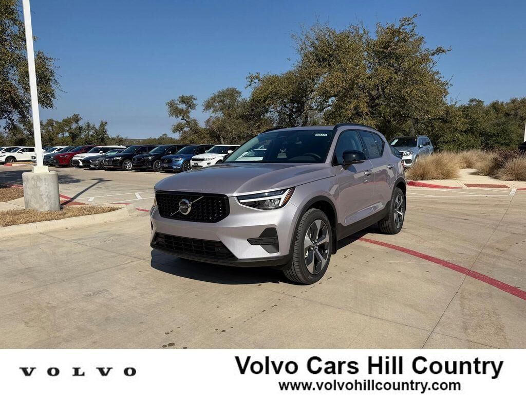 2026 VOLVO XC40
