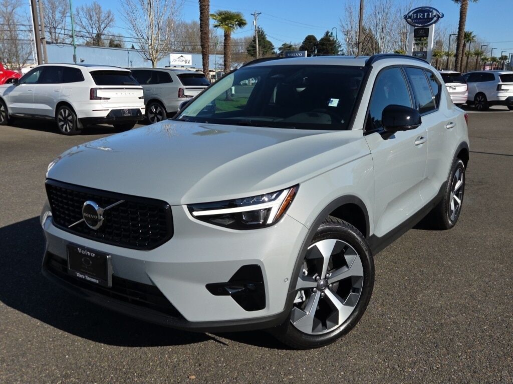 2026 VOLVO XC40