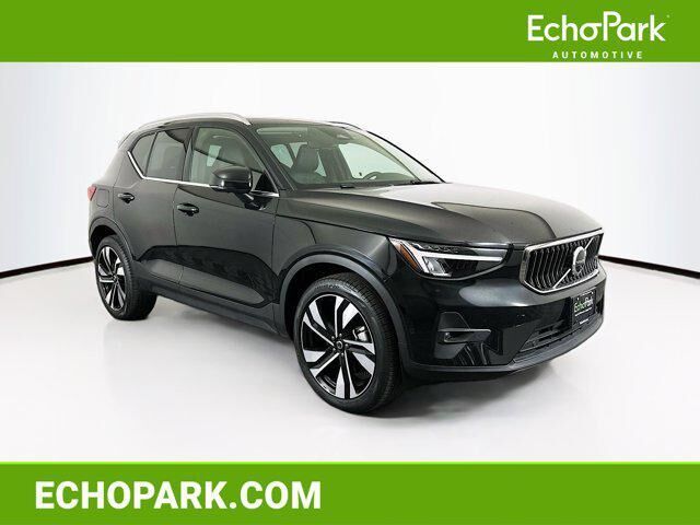 2025 VOLVO XC40