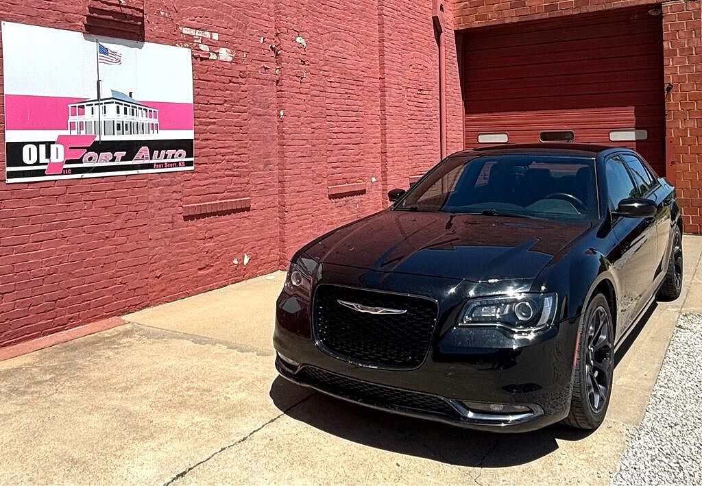 2019 CHRYSLER 300