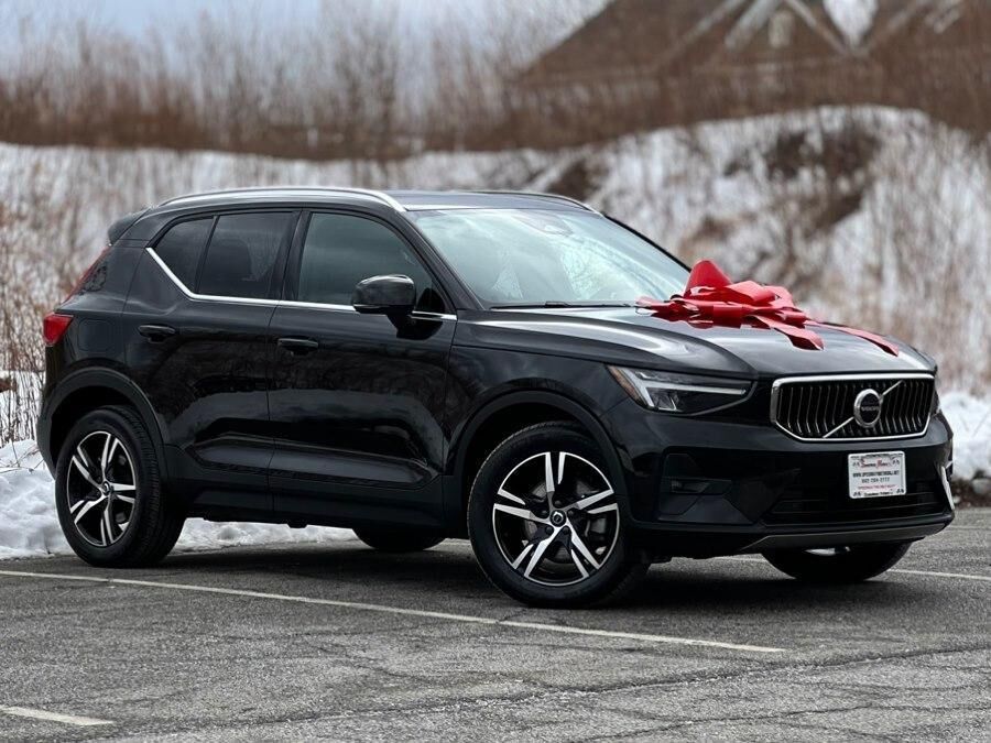 2023 VOLVO XC40