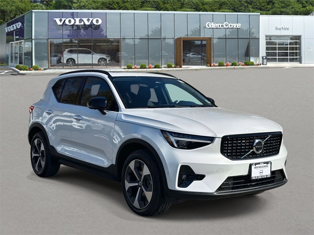 2026 VOLVO XC40