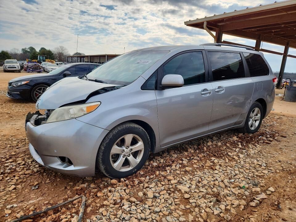 2011 TOYOTA Sienna
