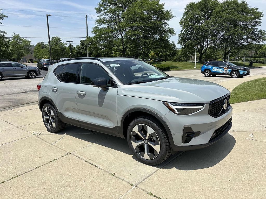 2026 VOLVO XC40