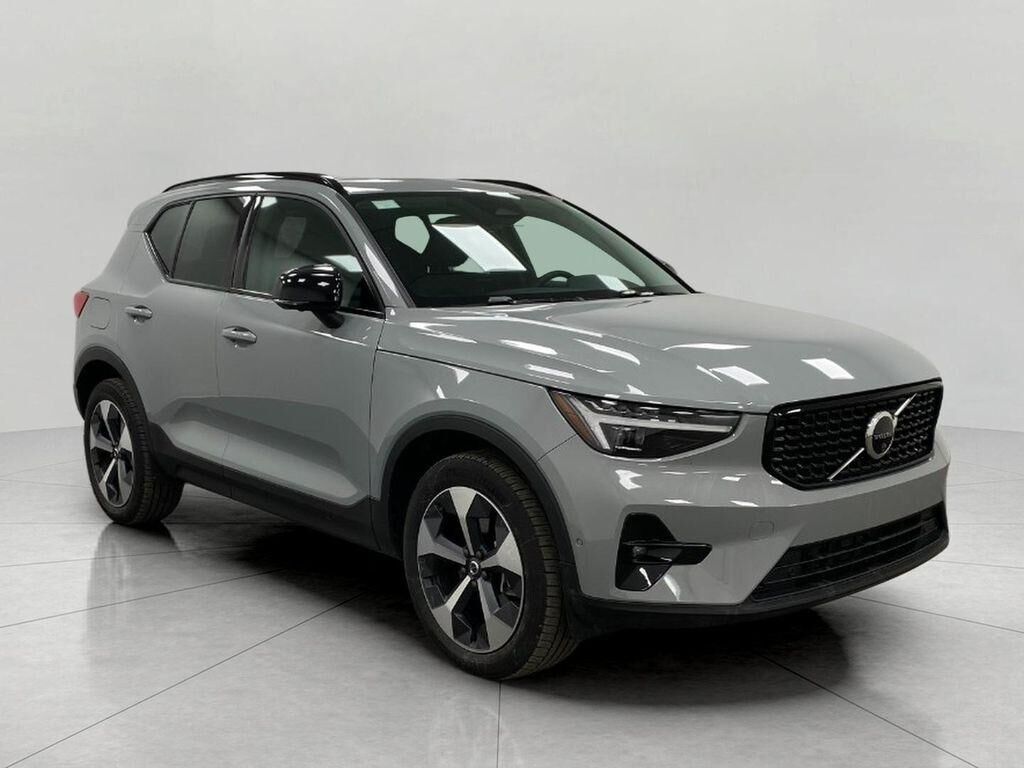 2026 VOLVO XC40