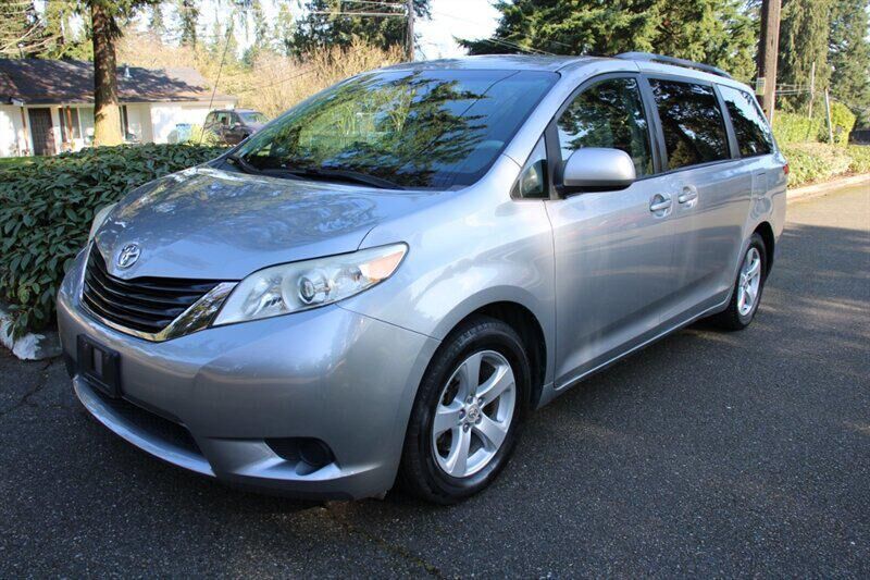 2011 TOYOTA Sienna