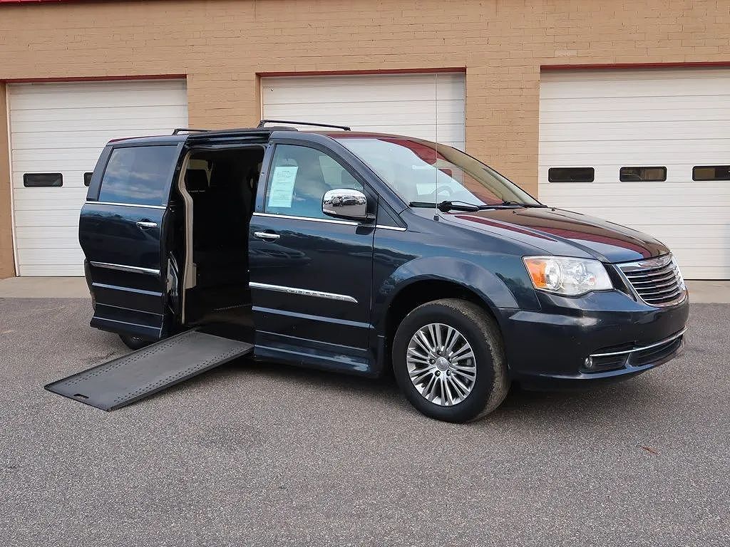 2014 CHRYSLER Town and Country