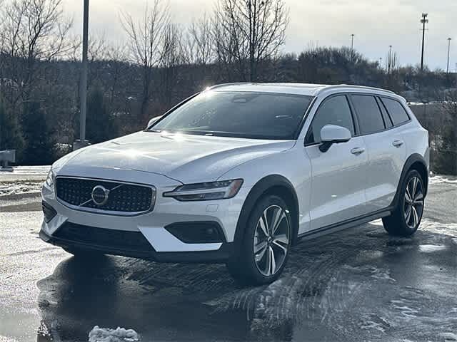 2025 VOLVO V60CC