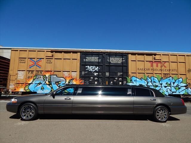 2004 LINCOLN Town Car