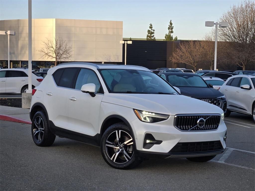2023 VOLVO XC40