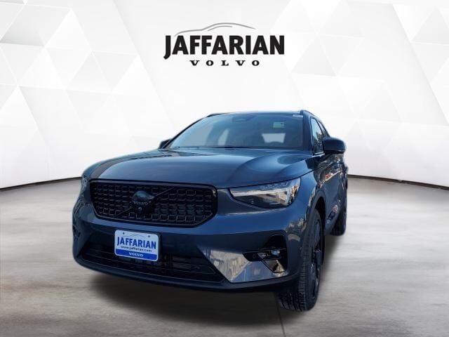 2026 VOLVO XC40