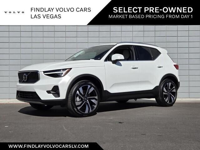 2025 VOLVO XC40