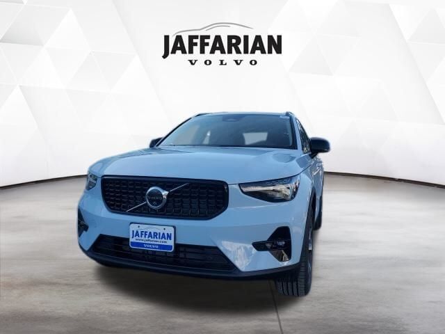 2026 VOLVO XC40