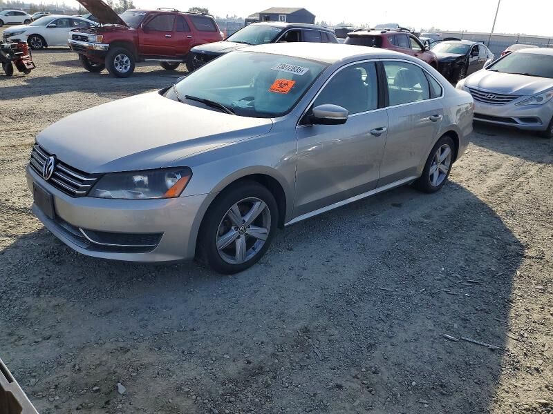 2013 VOLKSWAGEN Passat
