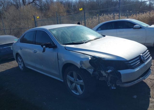 2013 VOLKSWAGEN Passat