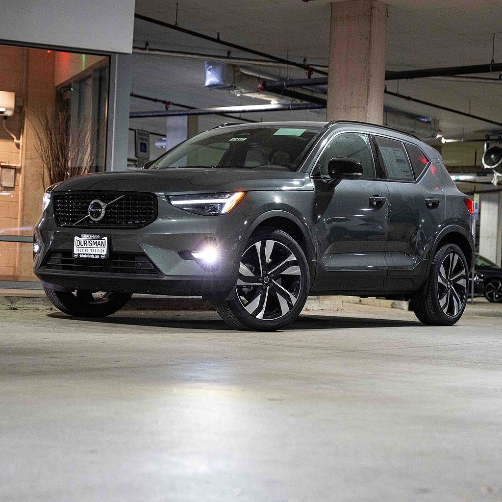 2026 VOLVO XC40