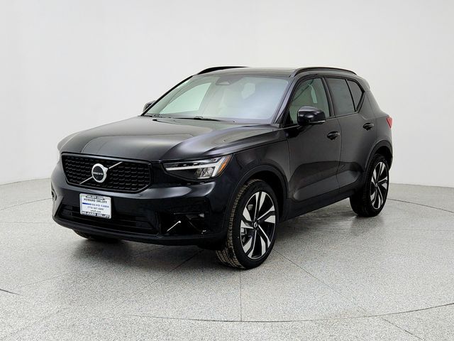 2026 VOLVO XC40