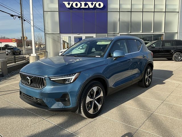 2025 VOLVO XC40