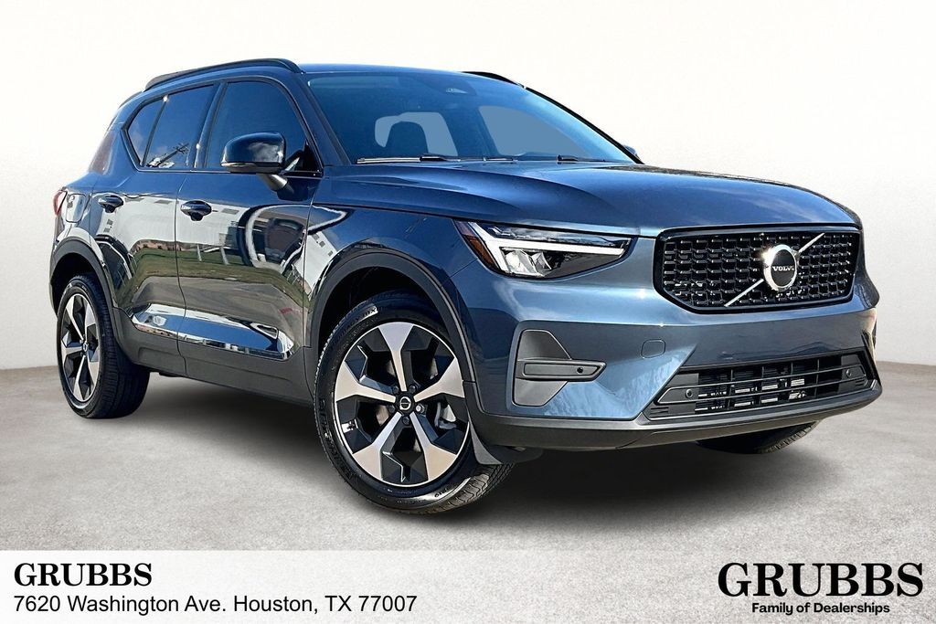 2026 VOLVO XC40