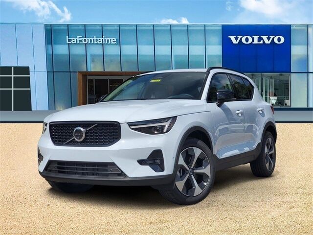 2026 VOLVO XC40