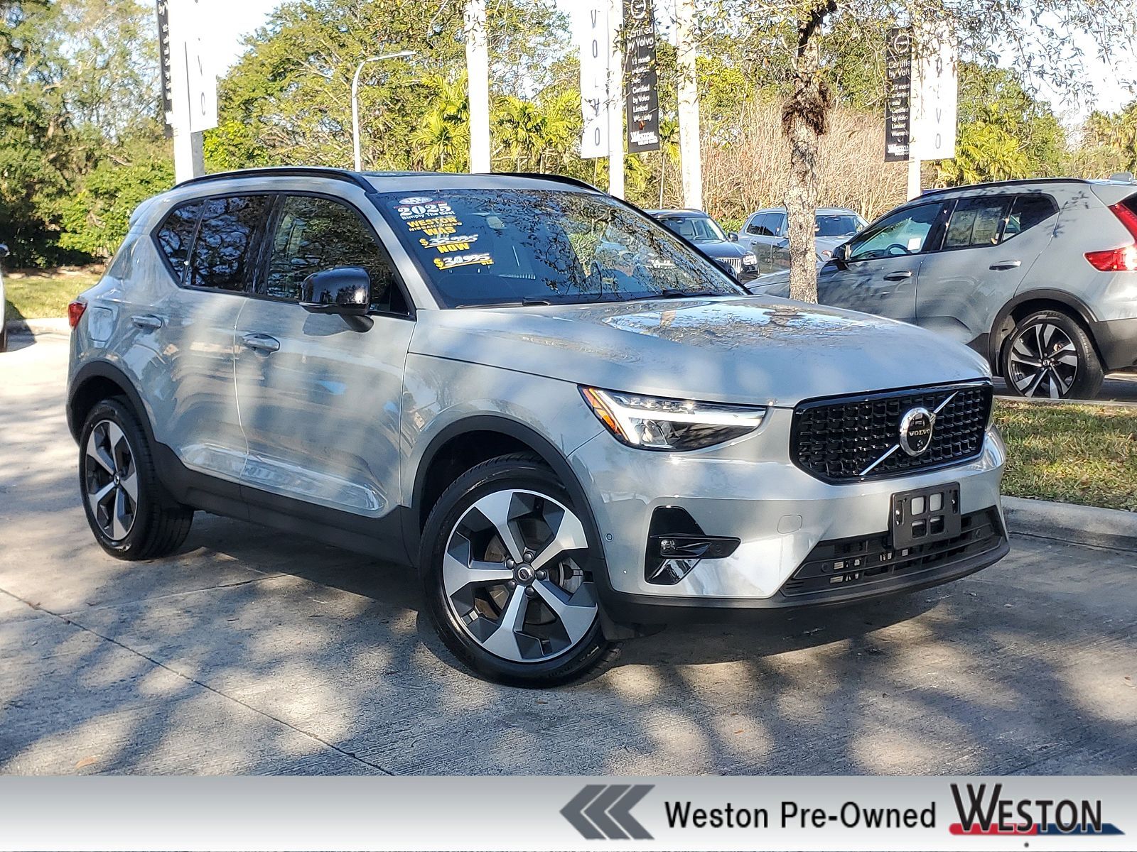2025 VOLVO XC40