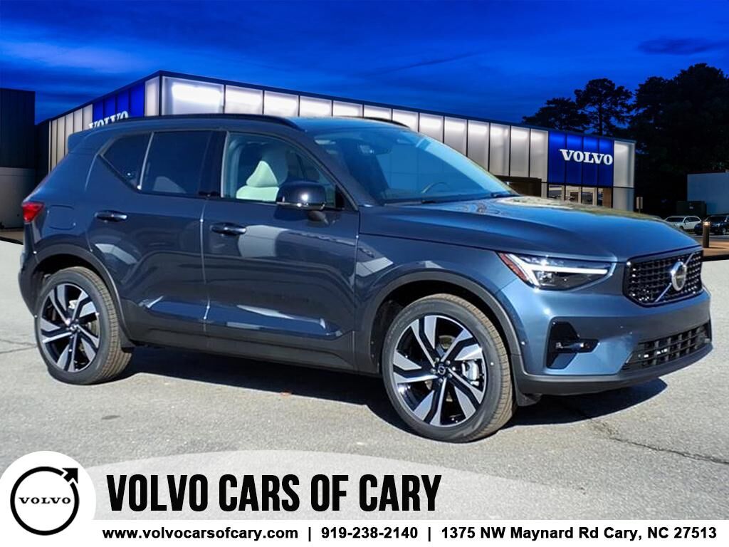 2026 VOLVO XC40