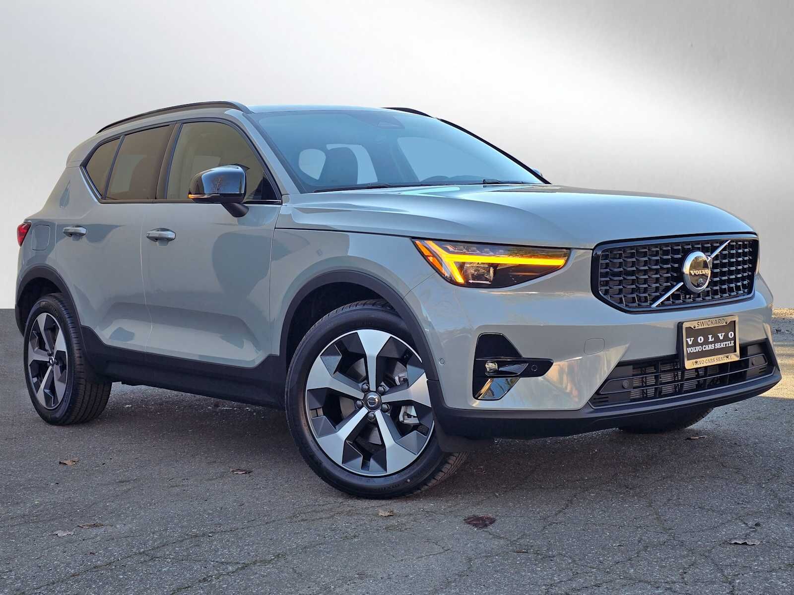 2026 VOLVO XC40
