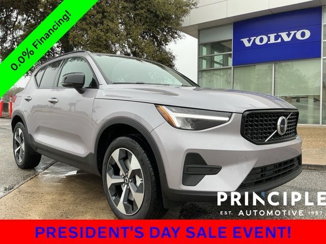2026 VOLVO XC40