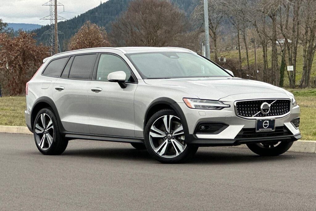 2025 VOLVO V60CC