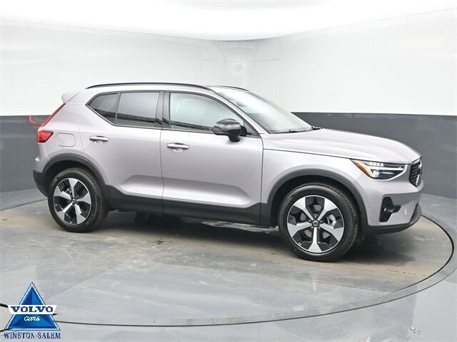 2026 VOLVO XC40