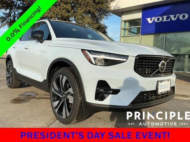 2026 VOLVO XC40