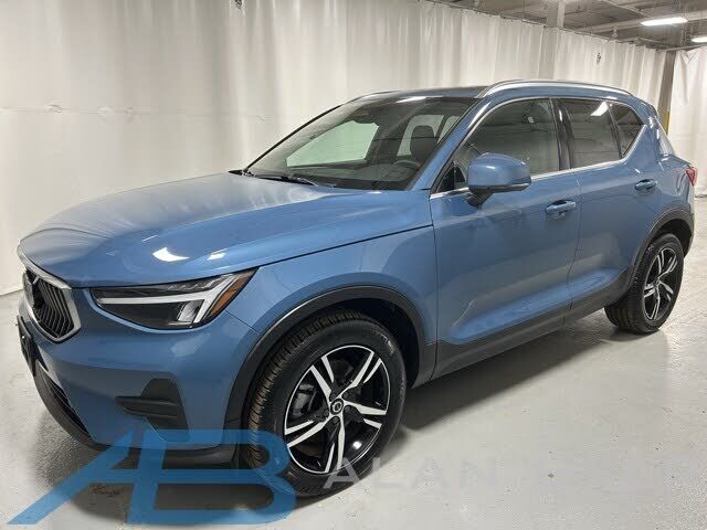 2025 VOLVO XC40