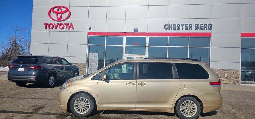 2011 TOYOTA Sienna