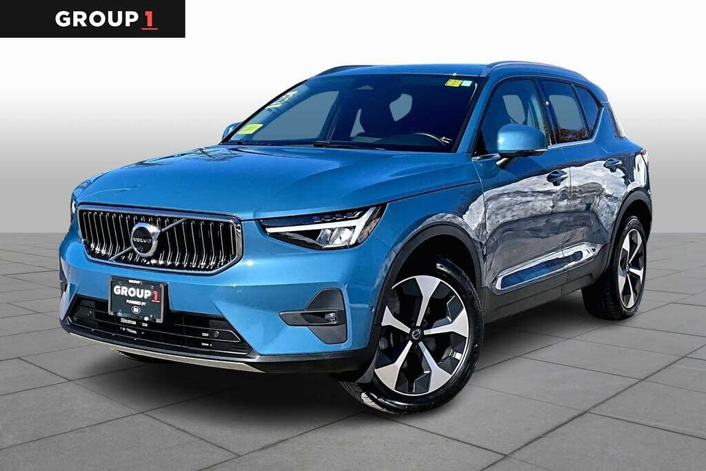 2023 VOLVO XC40