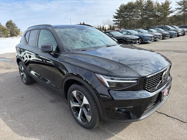 2026 VOLVO XC40
