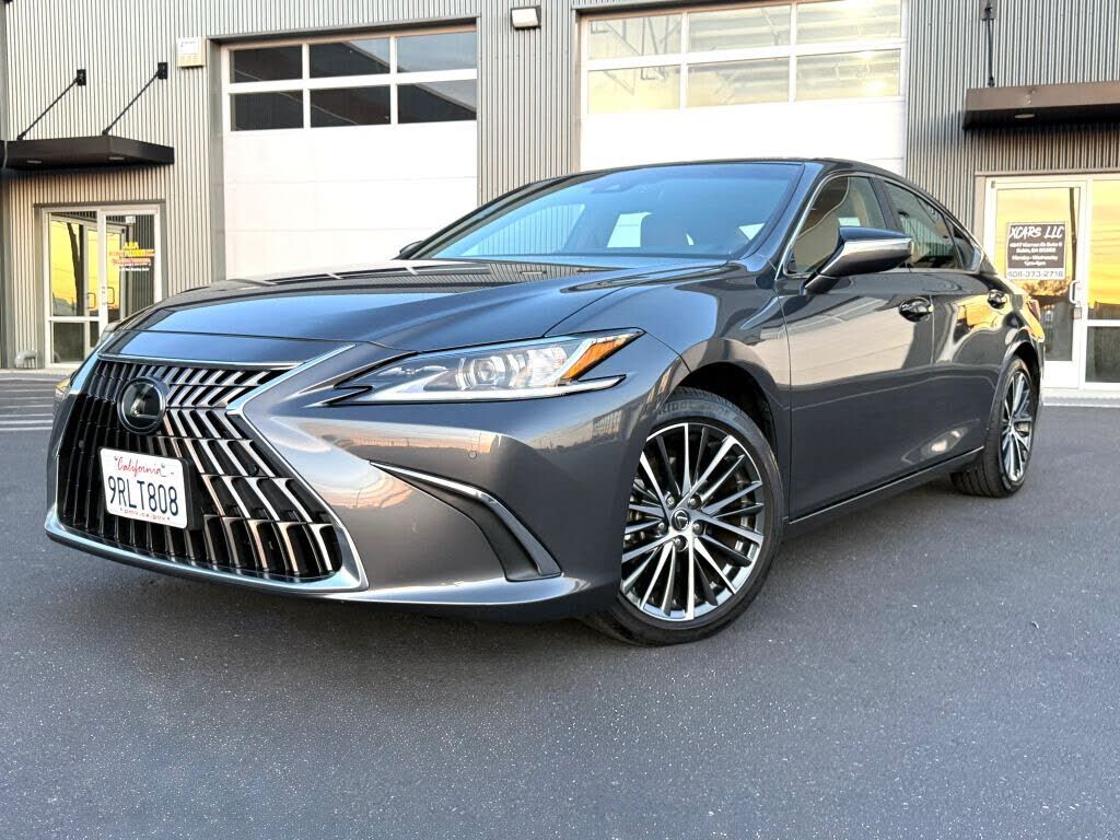 2025 LEXUS ES