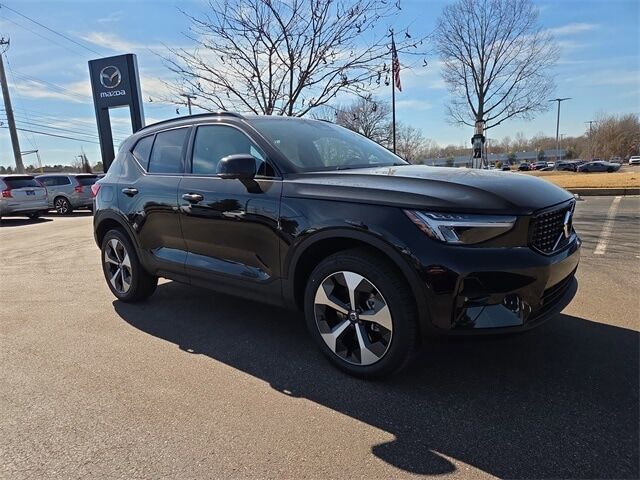 2026 VOLVO XC40