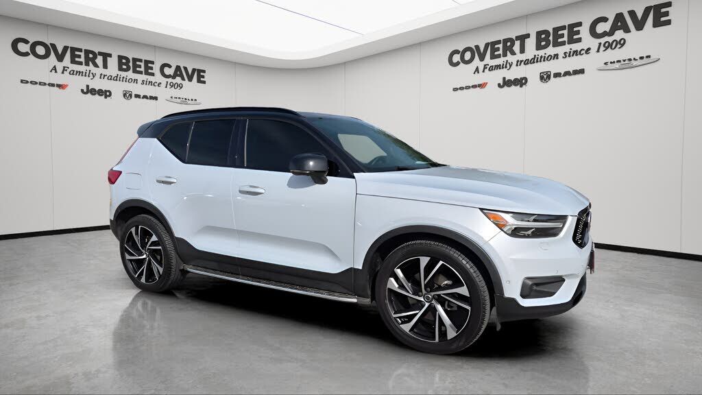 2022 VOLVO XC40