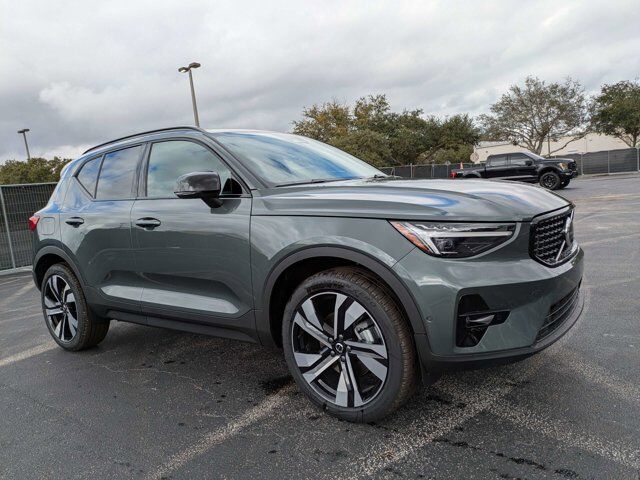 2026 VOLVO XC40
