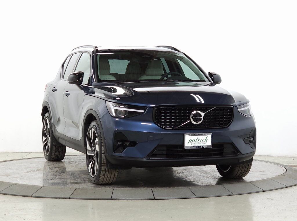 2026 VOLVO XC40