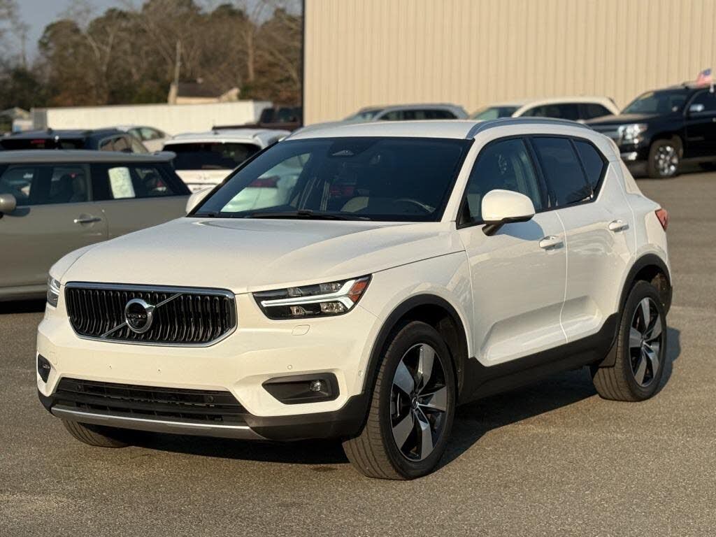 2023 VOLVO XC40