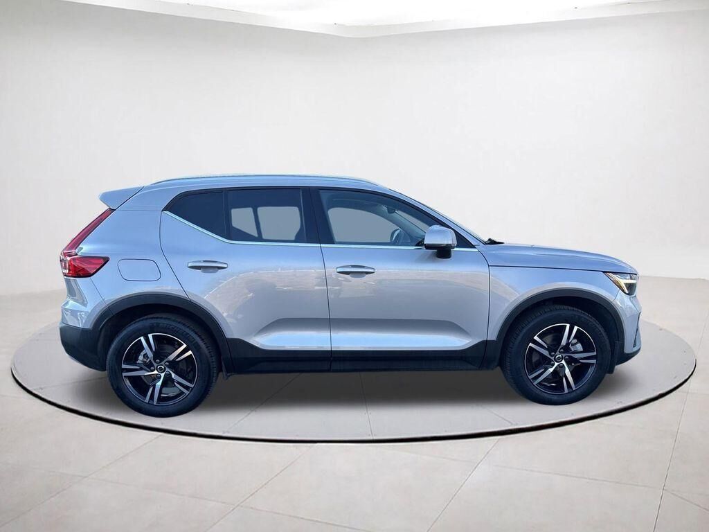 2025 VOLVO XC40