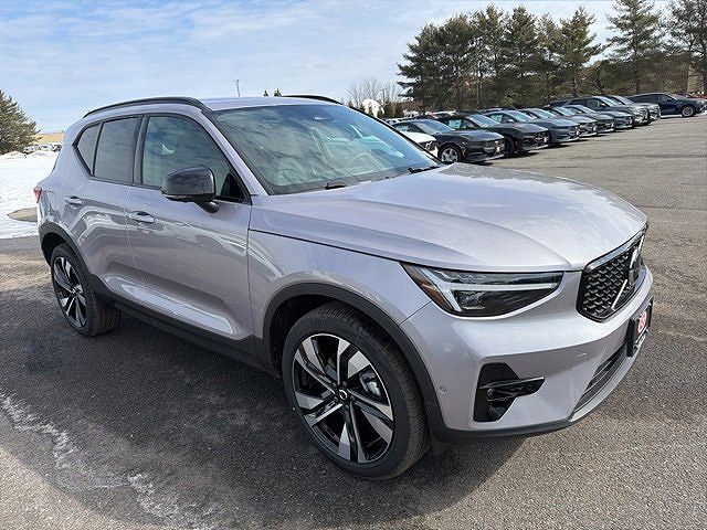 2026 VOLVO XC40